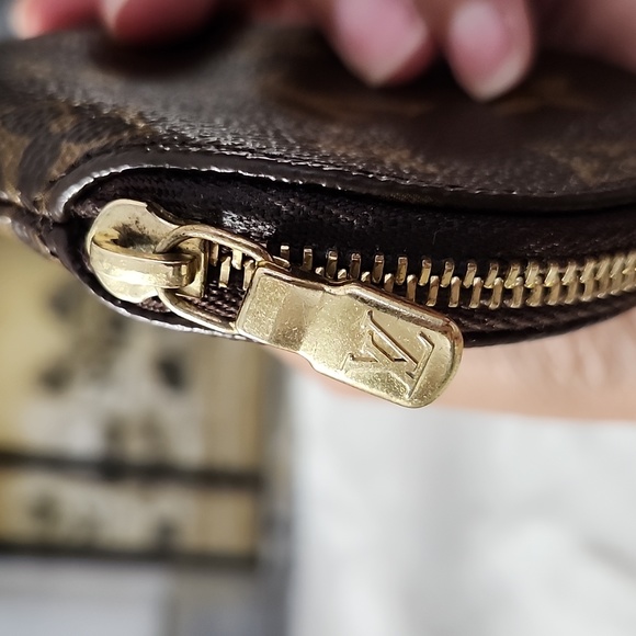 Louis Vuitton round coin pouch. - Picture 7 of 13